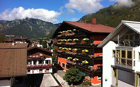 Hotel Tiroler Adler - Bed And Breakfast