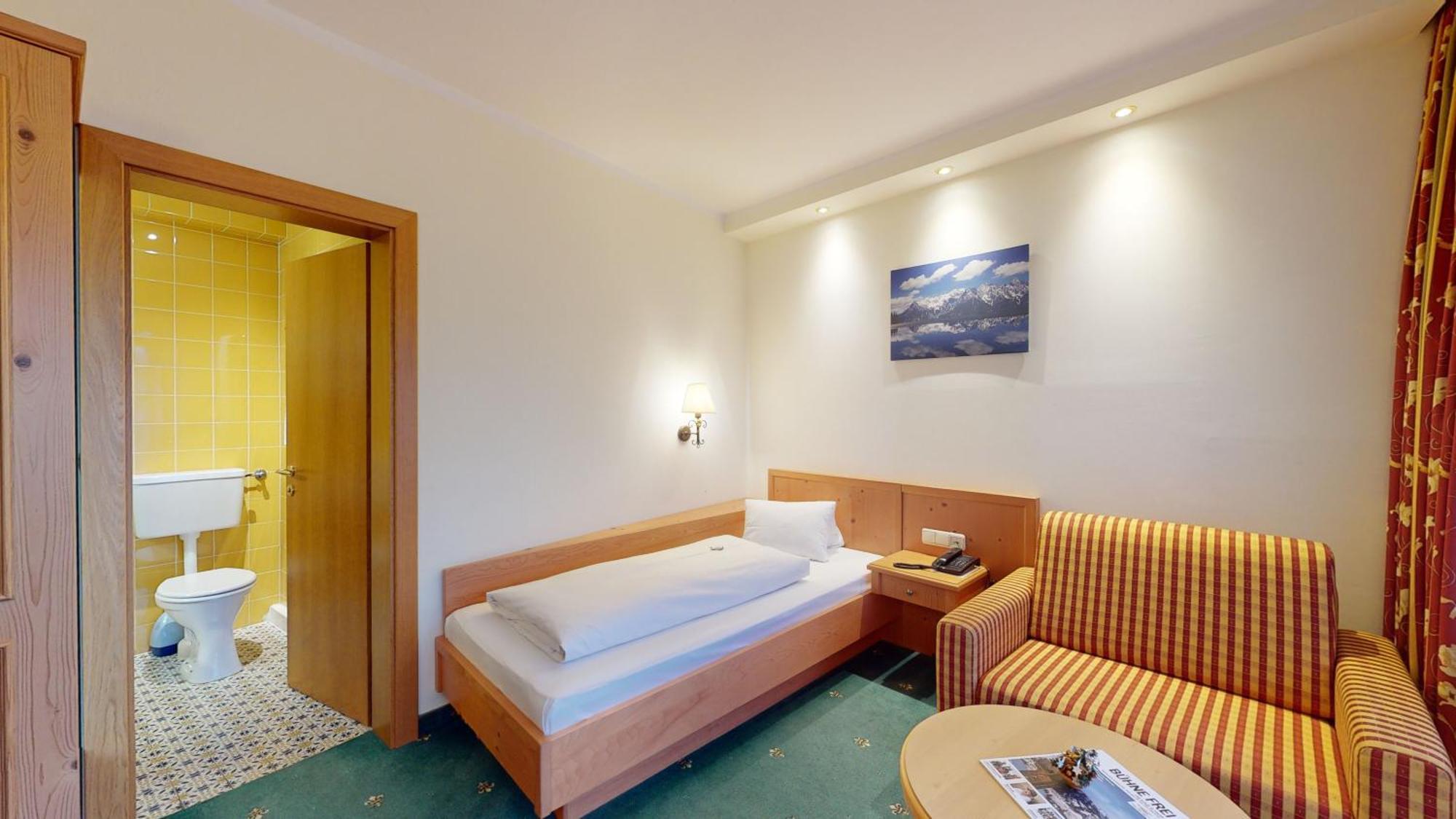 Hotel Tiroler Adler - Bed And Breakfast Waidring Exterior photo