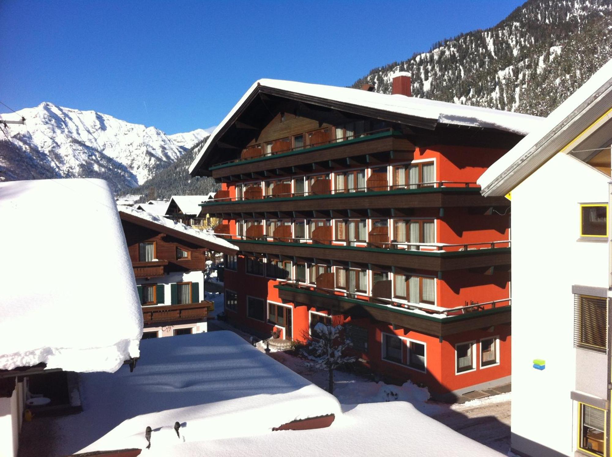 Hotel Tiroler Adler - Bed And Breakfast Waidring Exterior photo