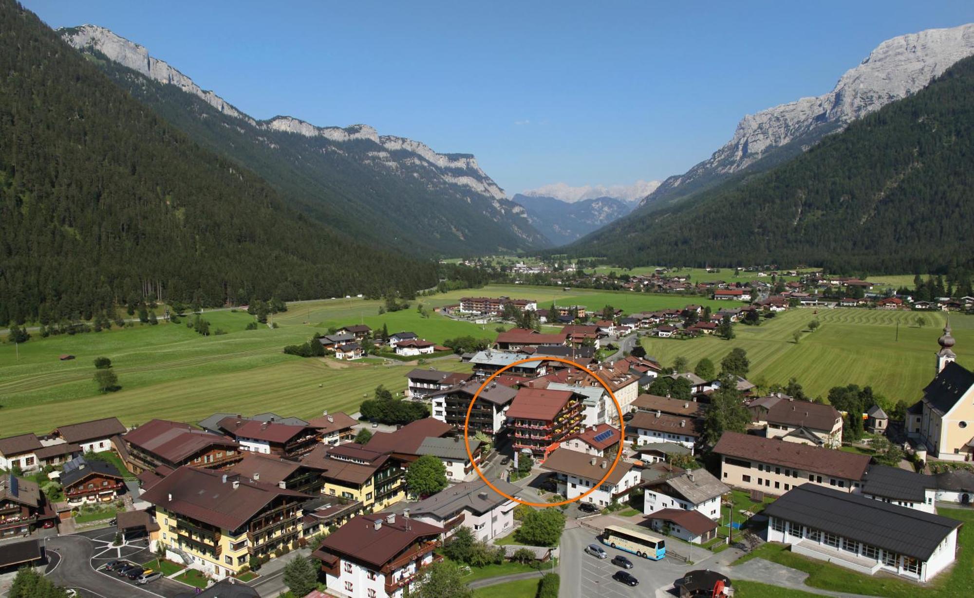 Hotel Tiroler Adler - Bed And Breakfast Waidring Exterior photo