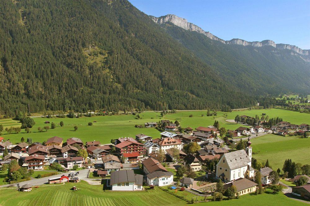 Hotel Tiroler Adler - Bed And Breakfast Waidring Exterior photo