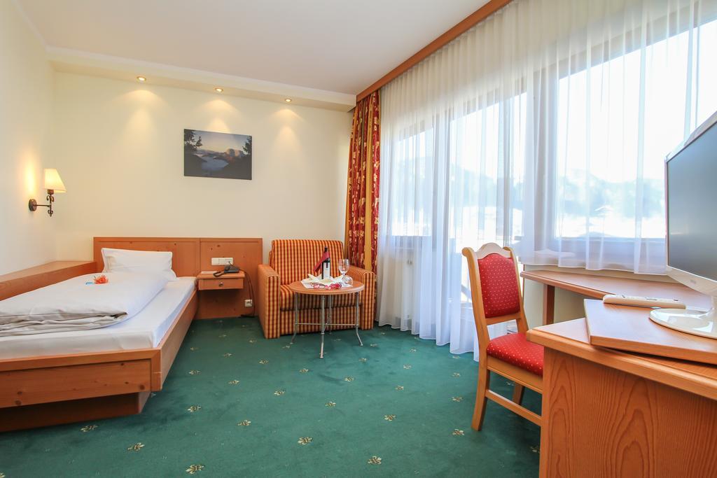Hotel Tiroler Adler - Bed And Breakfast Waidring Exterior photo